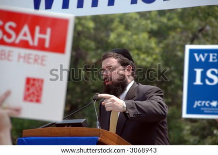 Rabbi speaking to crowd at pro-Israel rally in Washington, DC