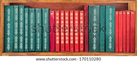 books on the shelf - red and green - wallpaper
