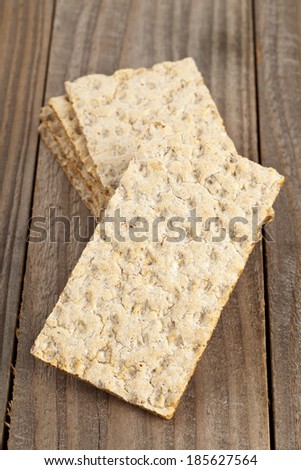 Multiple slices of wheat crispbread on wooden table