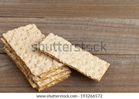 Multiple slices of wheat crispbread on wooden table