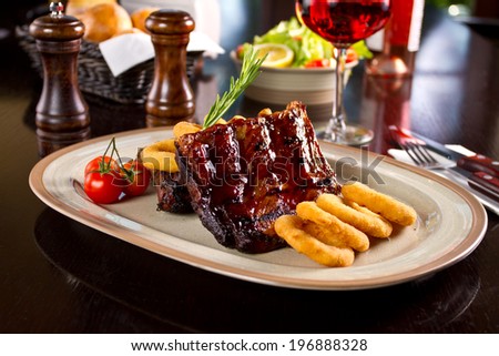 Glazed pork ribs with onion rings