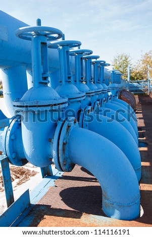 Line from blue oxygen gate valves with pipes on maintenance platform