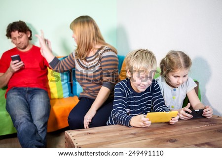 Overreliance games in tablets and phones in the family, four people