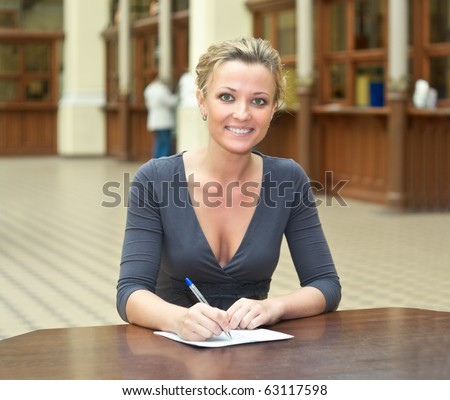 Women\'s hands with a handle filling the form on the desk in the office