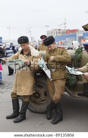 SAINT-PETERSBURG, RUSSIA – NOVEMBER 4: Military performance in celebration of National Unity Day. Two soviet soldiers reading newspapers on November 4, 2011 in Saint-Petersburg, Russia.