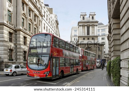 LONDON, UK - OKTOBER 17: View to the street of London. Red buses on the street on LONDON, Oktober 17, 2011.