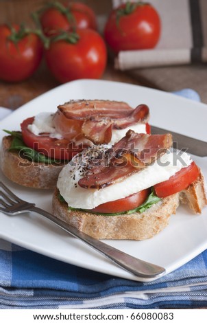 Toast with crispy bacon, poached egg, tomatoes and spinach