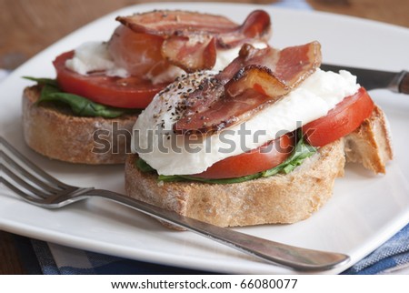 Toast with crispy bacon, poached egg, tomatoes and spinach