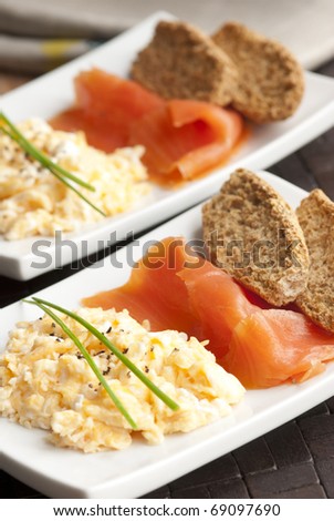 Smoked salmon with scrambled eggs and crisp bread