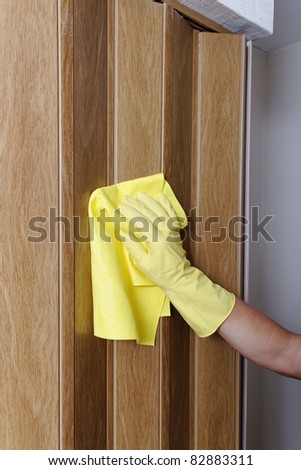 Hand cleaning door.