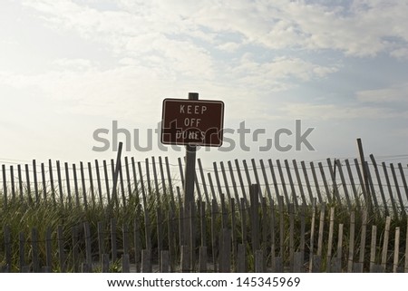Fence and sign reading \'keep off dunes\'