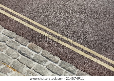 Double yellow line on street