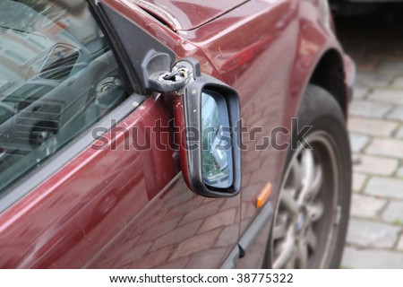Broken rear-view mirror 01