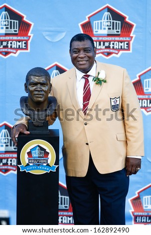 CANTON, OH-AUG 3: Former Green Bay Packers linebacker Dave Robinson poses with his bust during the NFL Class of 2013 Enshrinement Ceremony at Fawcett Stadium on August 3, 2013 in Canton, Ohio.