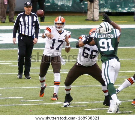 NEW YORK-DEC 22: Cleveland Browns quarterback Jason Campbell (17) throws the ball against the New York Jets during the first half at MetLife Stadium.