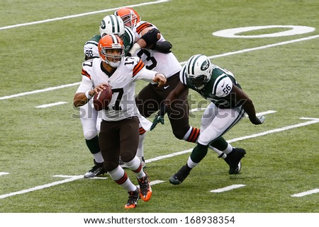 NEW YORK-DEC 22:  Cleveland Browns quarterback Jason Campbell (17) carries the ball against the New York Jets during the first half at MetLife Stadium.
