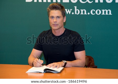 NEW YORK-APR 9: Actor Rob Lowe attends the book signing of 
