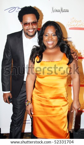 NEW YORK - MAY 3: Journalist Jawn Murray and TV host Sherri Shepherd attend the New York Gala benefiting the Steve Harvey Foundation at Cipriani's, Wall Street on May 3, 2010 in New York City.