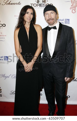 U2 and family - Pagina 18 Stock-photo-new-york-october-morleigh-steinberg-and-the-edge-attend-angel-ball-hosted-by-gabrielle-s-63509707