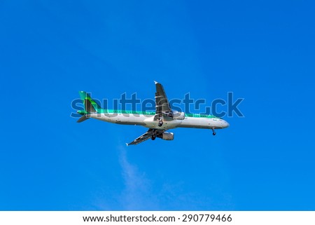 FARO, PORTUGAL - MAI 09 : A321 Aer Lingus Flights aeroplane lands at Faro International Airport, on Mai 09, 2015 in Faro, Portugal.