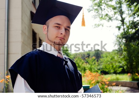 Student with graduate hat posing outside