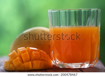 Mango juice with sliced fruit on a table