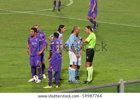 FLORENCE - AUGUST 30: Players arguing with the referee over a yellow card in Fiorentina vs Napoli, first day of the Italian Championship August 30, 2010 in Florence, IT