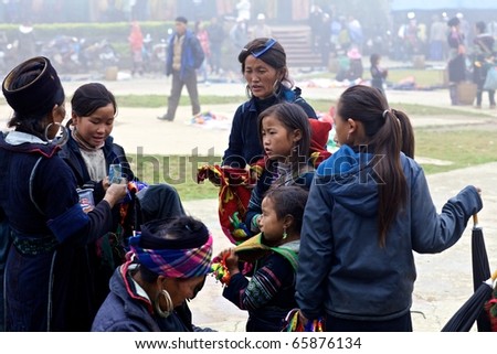 SAPA, VIETNAM - NOV 22: Unidentified women from the Black H\'mong Ethnic Minority People at market on November 22, 2010 in Sapa, Vietnam.  H\'mong are the 8th largest ethnic group in Vietnam