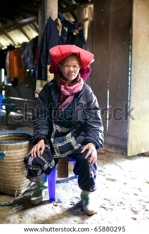 SAPA, VIETNAM - NOV 22: Unidentified girl from the Black H\'mong Ethnic Minority People holding her baby on November 22, 2010 in Sapa, Vietnam.  H\'mong are the 8th largest ethnic group in Vietnam