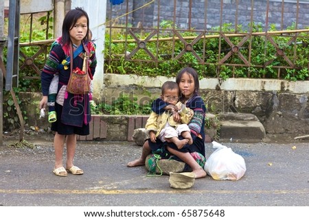SAPA, VIETNAM - NOV 23: Unidentified children from the Black H\'mong Ethnic Minority People on November 23, 2010 in Sapa, Vietnam.  H\'mong are the 8th largest ethnic group in Vietnam