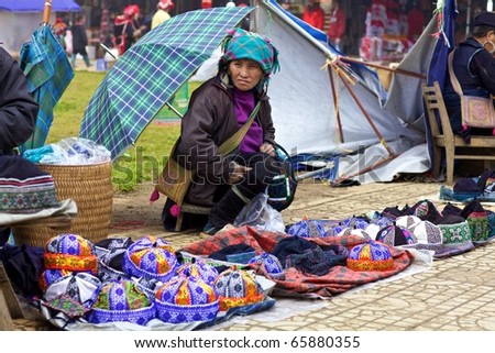 SAPA, VIETNAM - NOV 22: Unidentified woman of the Black H\'mong Ethnic Minority People selling at market on November 22, 2010 in Sapa, Vietnam.  H\'mong are the 8th largest ethnic group in Vietnam