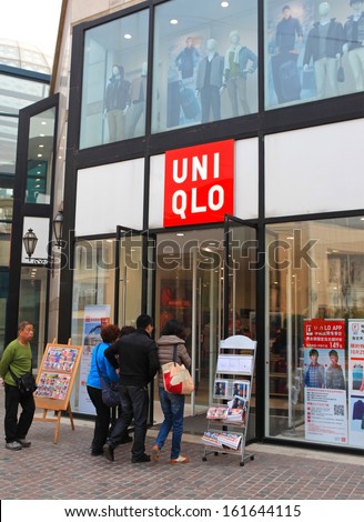 BEIJING-OCT27: Shoppers at an Uniqlo store on Oct 27,2013 in Beijing, China.  Fast Retailing Co., which operates the Uniqlo chain, posted record net sales of Â¥1.143 trillion in the last business year