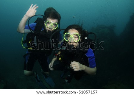 couple scuba dive together