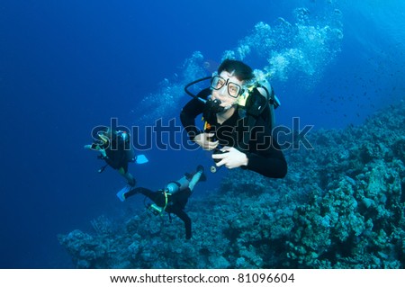 Man scuba dives in open ocean