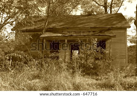 Old rundown house that would make a great haunted house photo for Halloween.