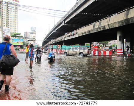 BANGKOK - OCTOBER 19: Heavy flooding from monsoon rain in Ayutthaya and north Thailand in Bangkok on October 19, 2011 at the Chao Phaya river, Bangkok, Thailand.