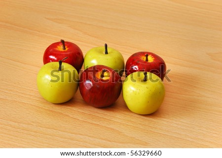 Six apples that consist of three red and three green apples
