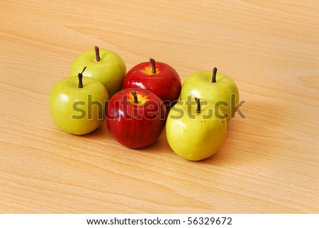 Six apples that consist of four green and two red apples