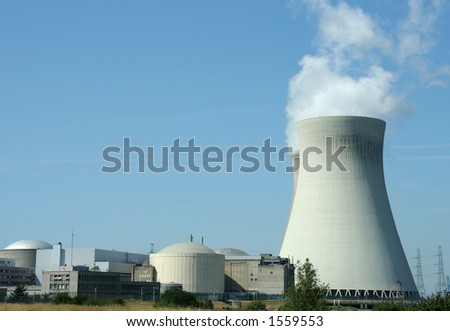 Nuclear power plant with cooling tower