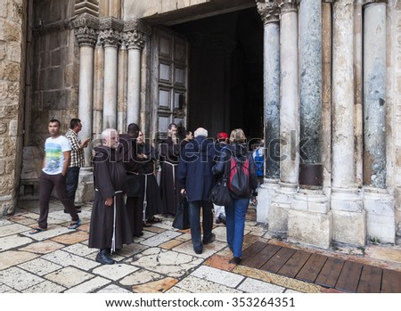 JRUSALEM OLD TOWN, ISRAEL - OCTOBER 31, 2014: Unidentified people and Fathers from Franciscan Order on Friday Via Dolorosa (way of sorrows) procession at the entrance of Church of the Holy Sepulchre