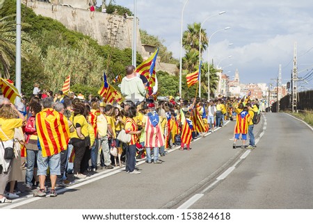 BARCELONA - SEPTEMBER 11: Catalans made a 400km human chain to show their desire for independence from Spain, on September 11, 2013 in Barcelona, Spain. At least 400,000 people took part in the event.