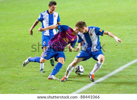 BARCELONA - AUGUST 9: Gerard Deulofeu (middle) of Barcelona in dribble action during the Catalunya Cup final match between RCD Espanyol and FC Barcelona, 3 - 0, on August 9, 2011 in Tarragona, Spain.