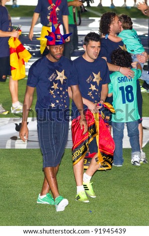 BARCELONA - MAY 13: Seydou Keita (L) and David Villa of FC Barcelona during the celebration of Spanish League Championship victory, on May 13, 2011 in Camp Nou stadium, Barcelona, Spain.