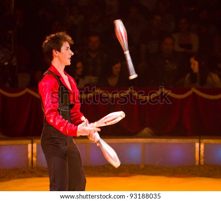 BARCELONA - APRIL 1: Juggler perform during the spectacle Somnis (Dreams) of the circus Italiano on April 1, 2011, in Santa Coloma de Gramanet in Barcelona, Spain.