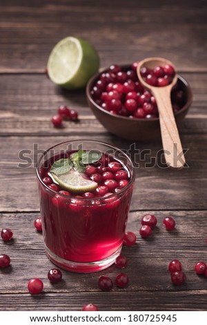 Cranberry juice with mint vertical