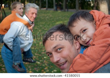 Parents are kept on the backs of children in the park