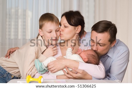 parents kissed his two children