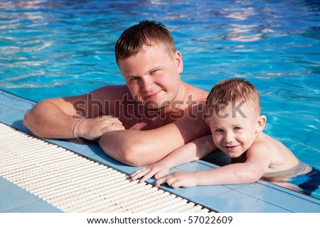 daddy and the son have leant the elbows aboard pool