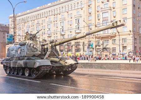 MOSCOW/RUSSIA - MAY 9: People on street side look at 2S19 Msta-S self-propelled 152 mm howitzer on parade festivities devoted to 65th anniversary of Victory Day on May 9, 2010 in Moscow.