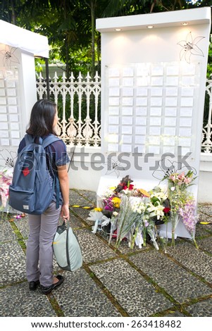 03 SINGAPORE - MARCH 23 : Woman paying last respect to the late ex prime minister of Singapore, Mr Lee Kuan Yew. Mr Lee died due to ill health, Mar 23, 2015, Singapore